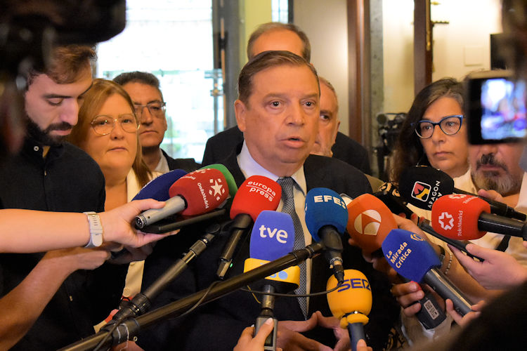 luis-planas-entrada-al-senado-750-25